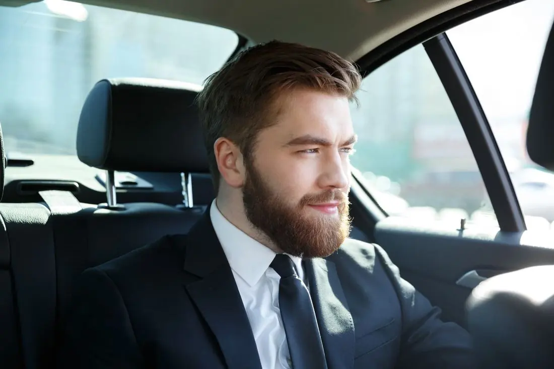 Forretningsreisende i baksetet på vei til møte med Taxi 1