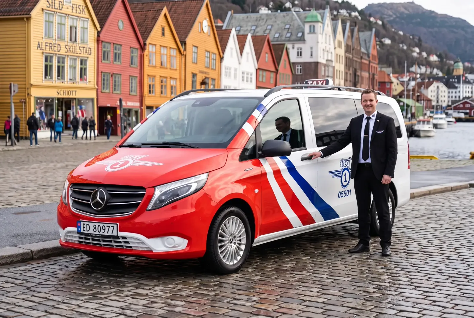 Taxi 1 Mercedes Vito med sjåfør ved Bryggen i Bergen