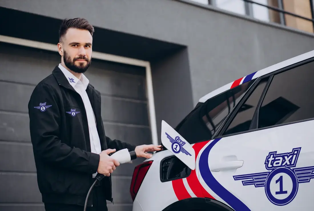 Taxi 1-sjåfør som lader en elektrisk drosje