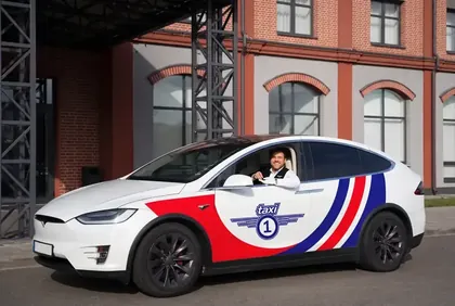 Taxi 1-sjåfør i Tesla klar for bedriftskjøring
